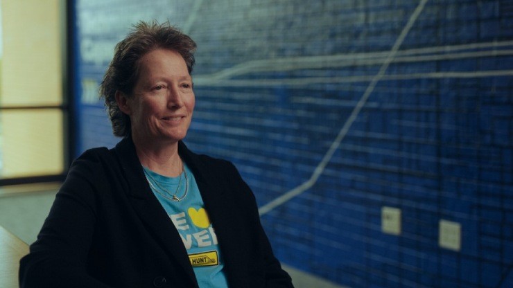 Deb, area risk manager, sitting in conference room talking about her reliable career at J.B. Hunt.